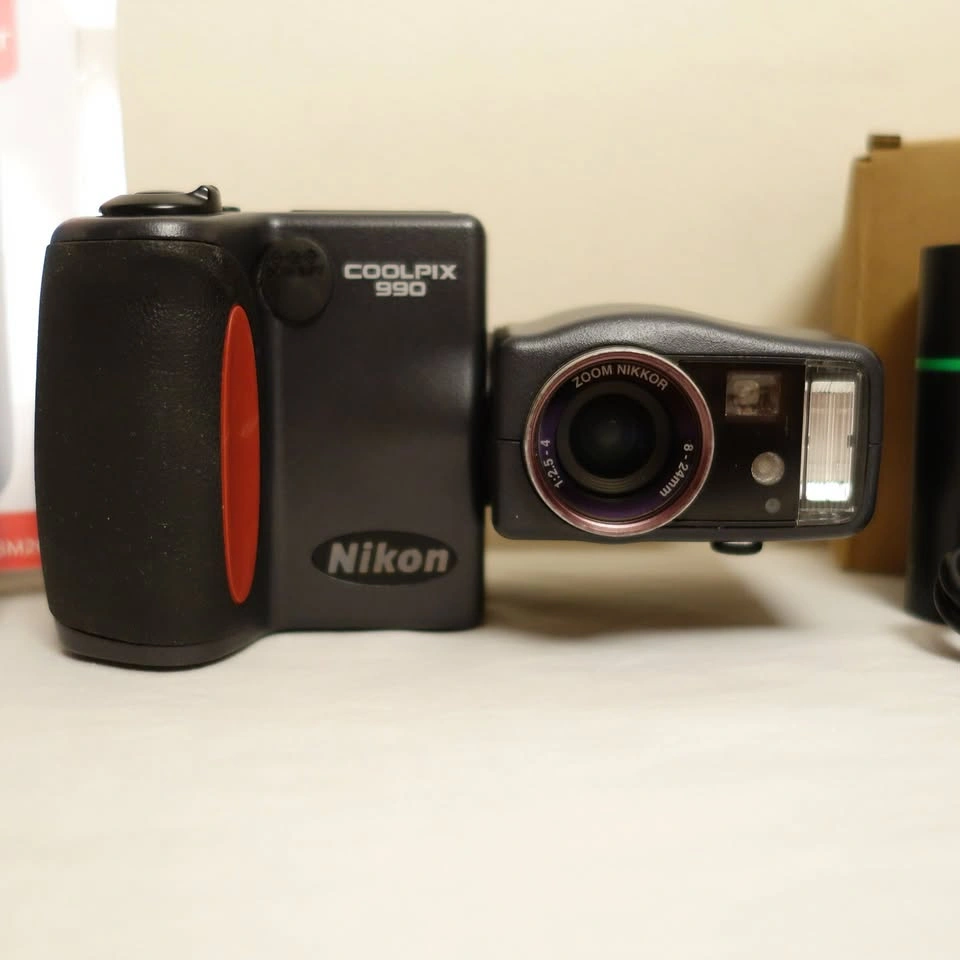 Nikon Coolpix E990 Vintage Digital Camera Bundle - photo 3