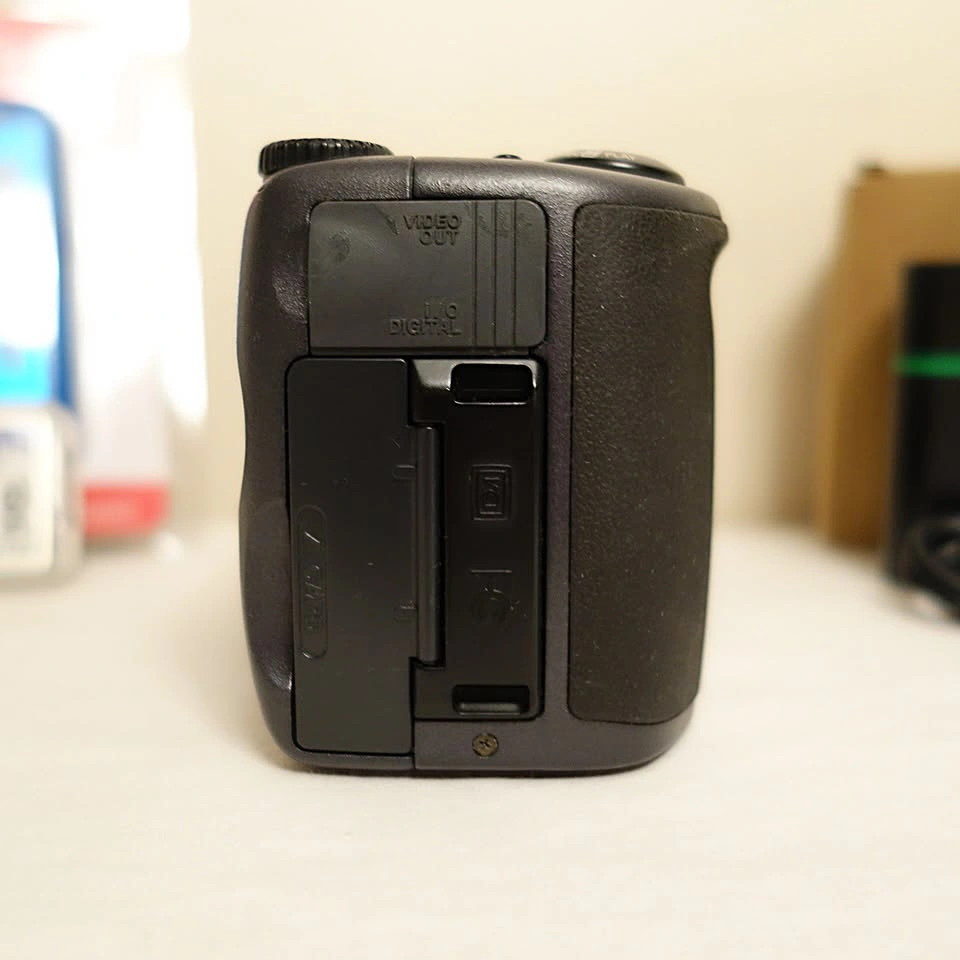 Nikon Coolpix E990 Vintage Digital Camera Bundle - photo 5