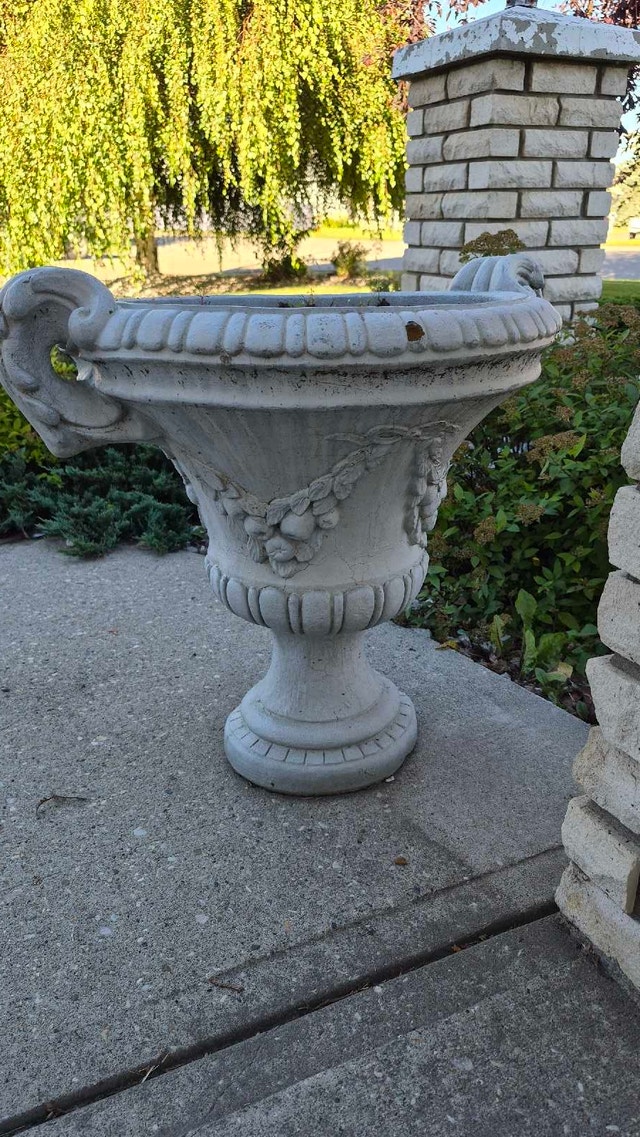 concrete flower pot includes 2 of the same