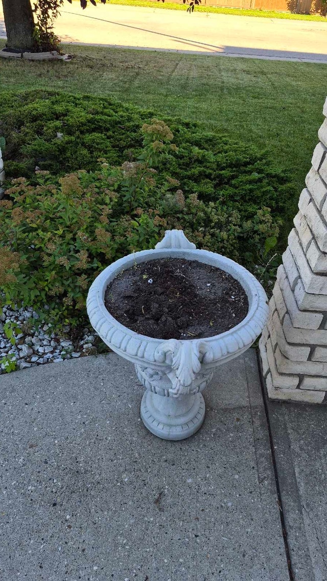 concrete flower pot includes 2 of the same - photo 2