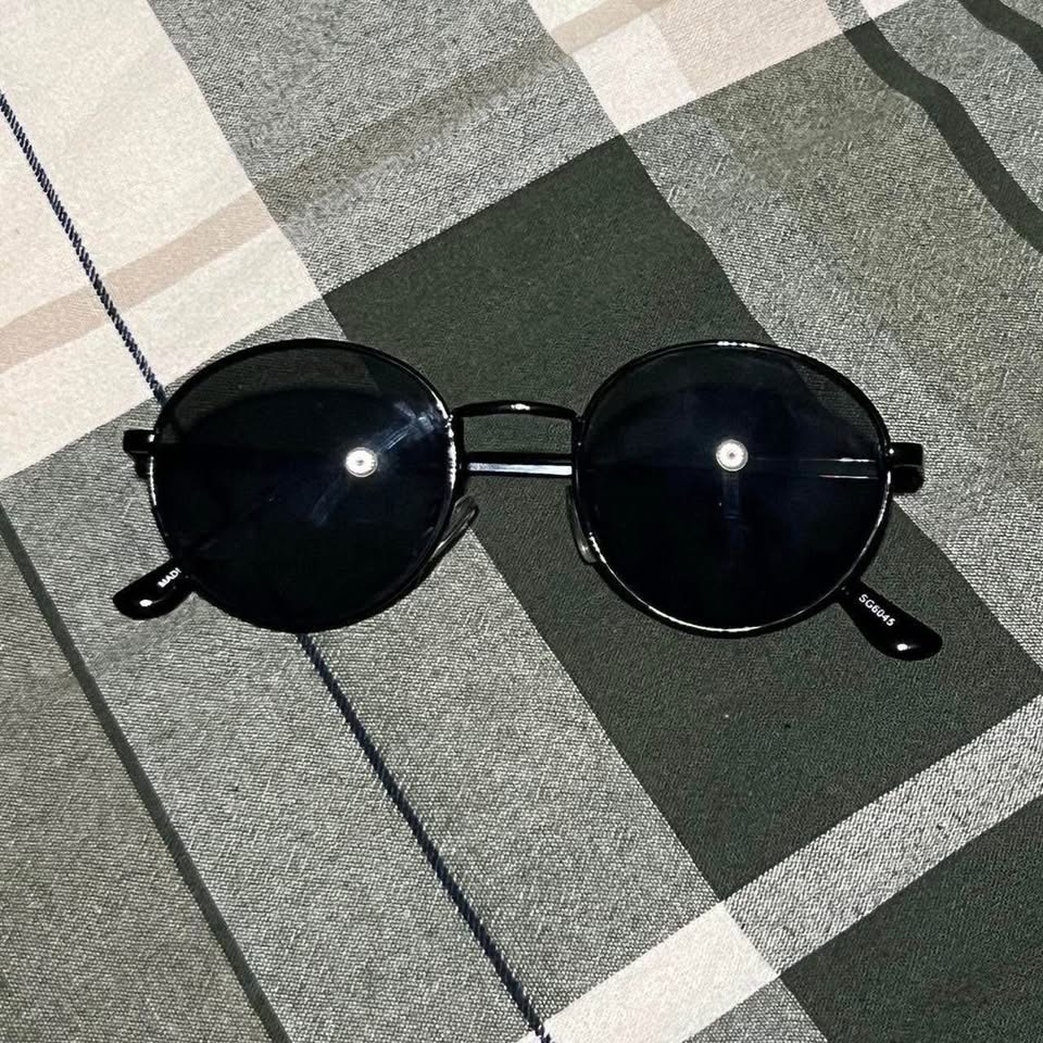 Black Sunglasses - photo 2