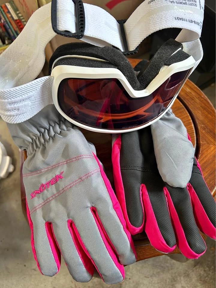 Snotek Ski Gloves and Scott Goggles Set