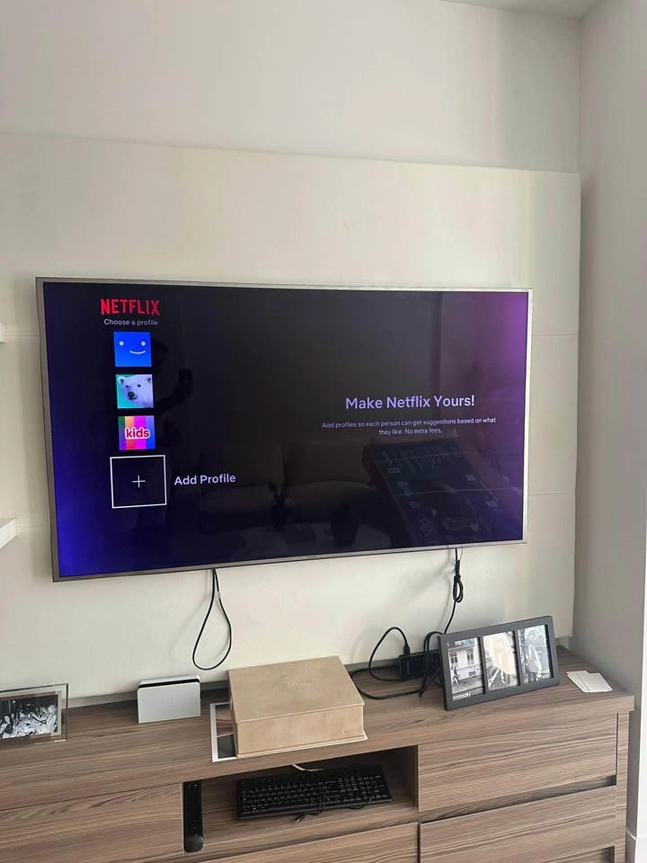 65 inch Samsung Smart TV - UN65JS8500 - photo 2