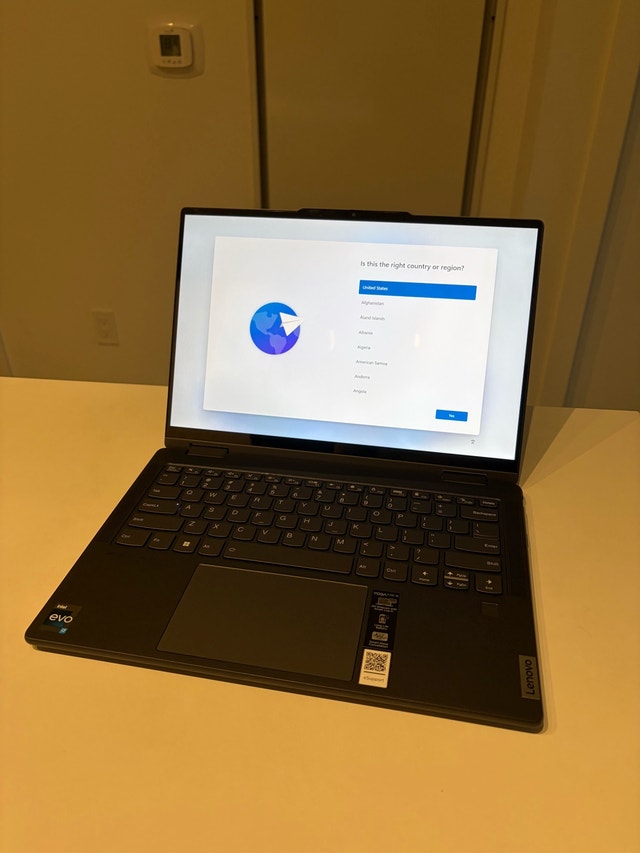 Lenovo Yoga 7 14” 2.2K Touchscreen – i7 / 16GB / 1TB SSD