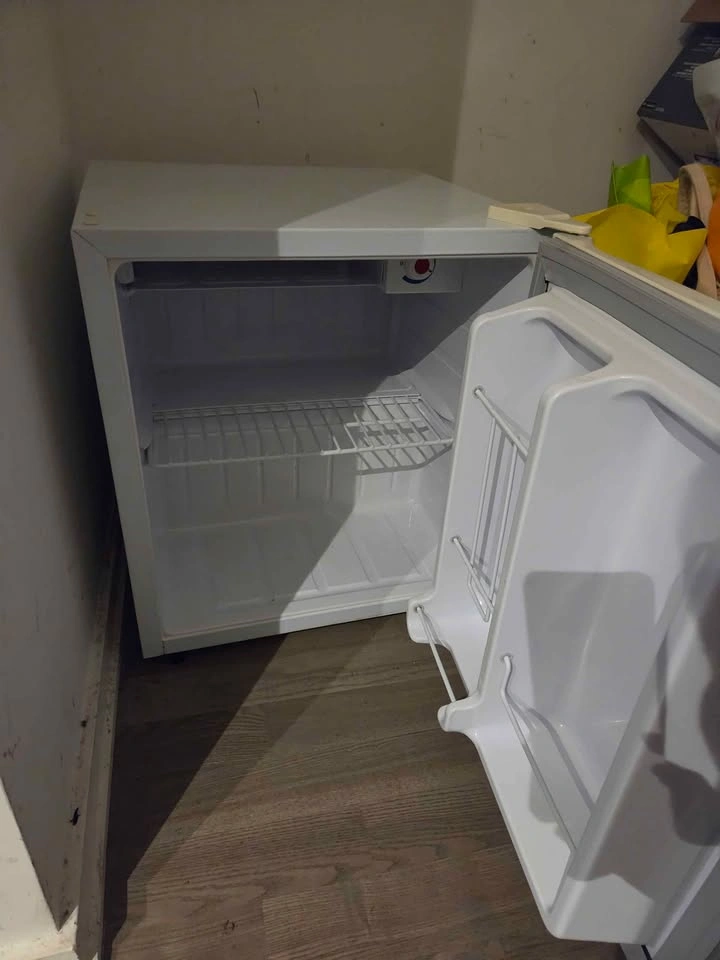 Sunbeam Mini Fridge - photo 2