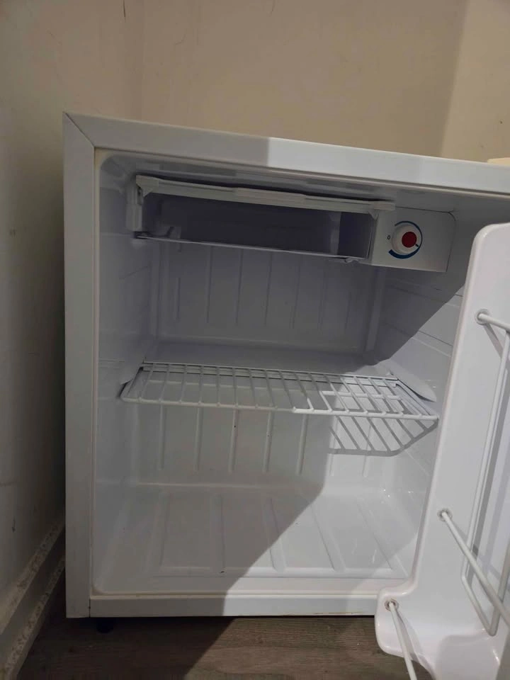 Sunbeam Mini Fridge - photo 4