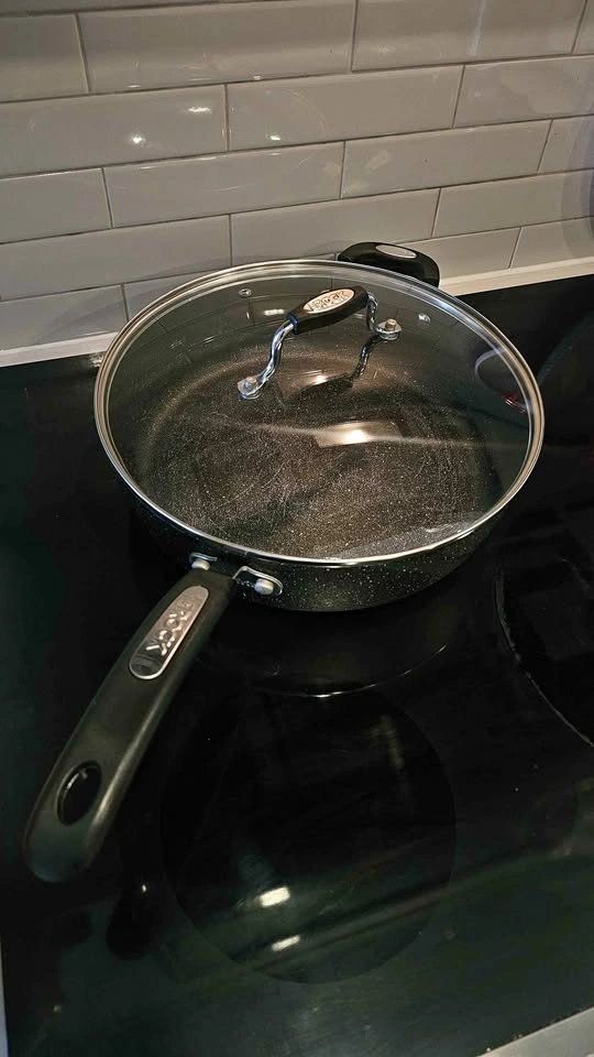 The Rock Deep Skillet with Glass Lid, diameter of ~ 30 cm