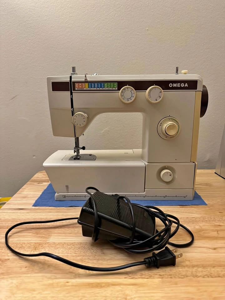 Sewing machine - NEEDS REPAIR