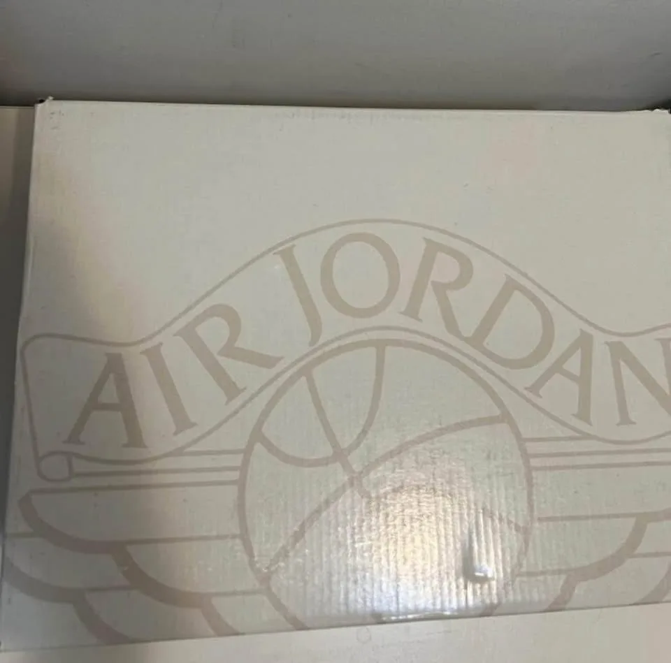 Women’s Air Jordan 2 Retro | Summit White & Gym Red - W8 image indicator(3)