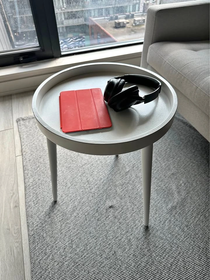 White Round Nesting Tables