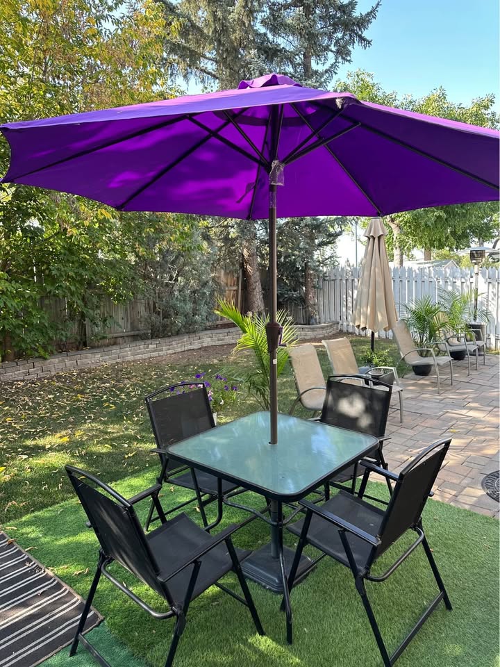Table, 4 Chairs & Umbrella