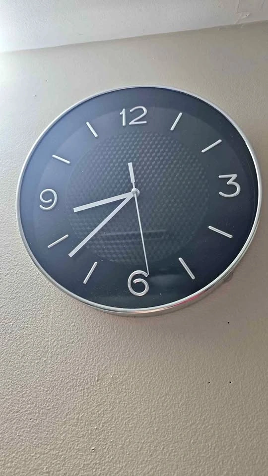 BLACK ACCENT 3D DIAL ROUND WALL CLOCK