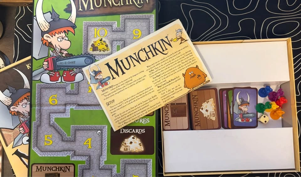 Munchkin Deluxe (Rare 1st Edition w/ Molded Plastic Pawns) - photo 3