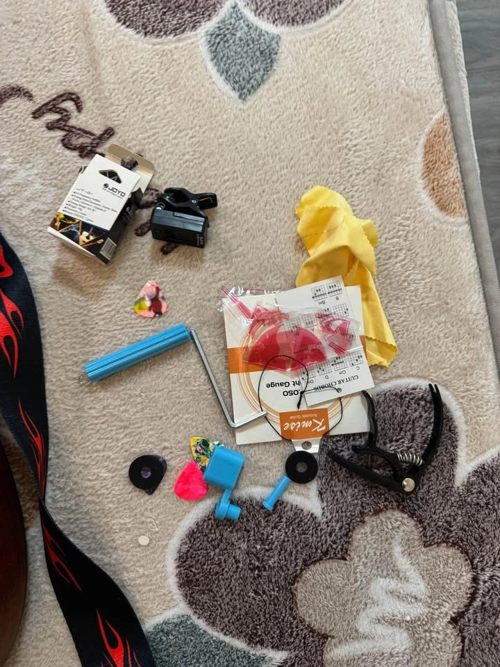 Aklot guitar with accessories - photo 3