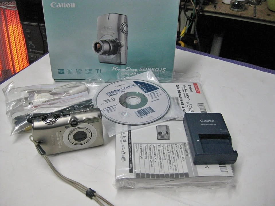 Canon Powershot SD950 Digital Camera Made in Japan with Box