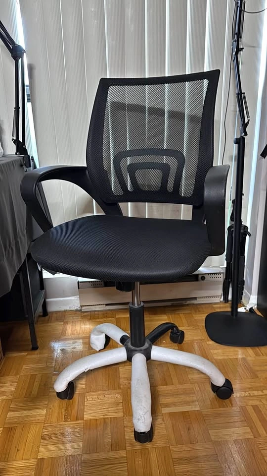 Black Mesh Swivel Office Chair