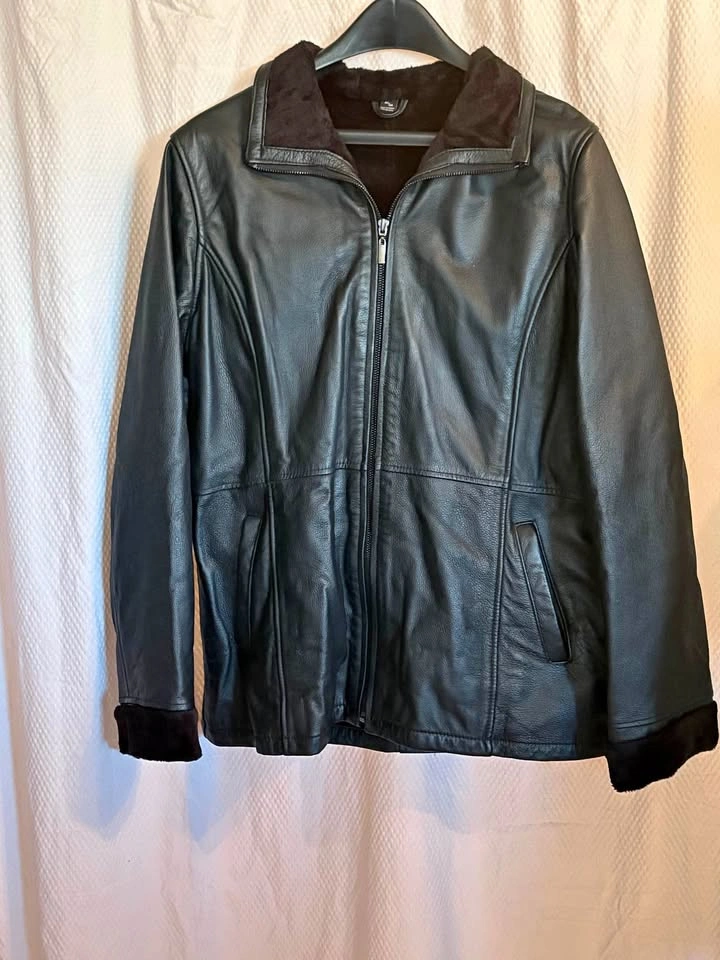 Beautiful form fitting Leather jacket with faux fur collar and c