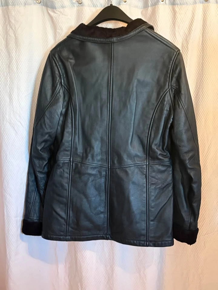 Beautiful form fitting Leather jacket with faux fur collar and c - photo 2