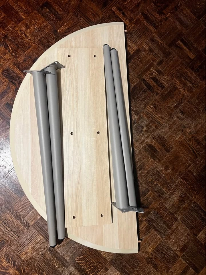 Round Light Wood Grain Dining Table - photo 5