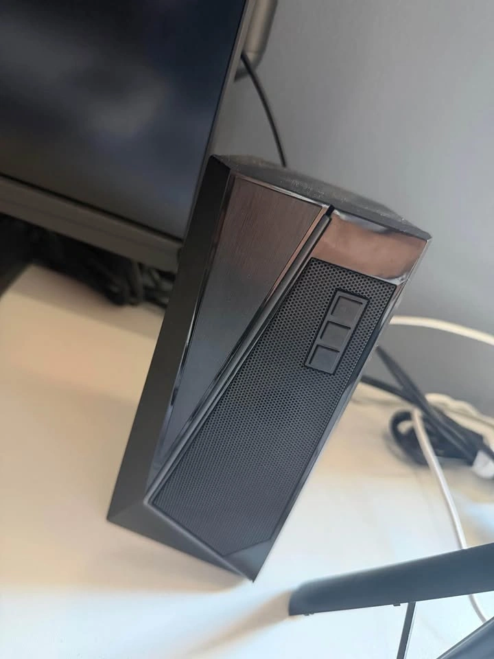 Asus ROG Strix 4K Gaming Monitor, Keyboard, and Setup - photo 5
