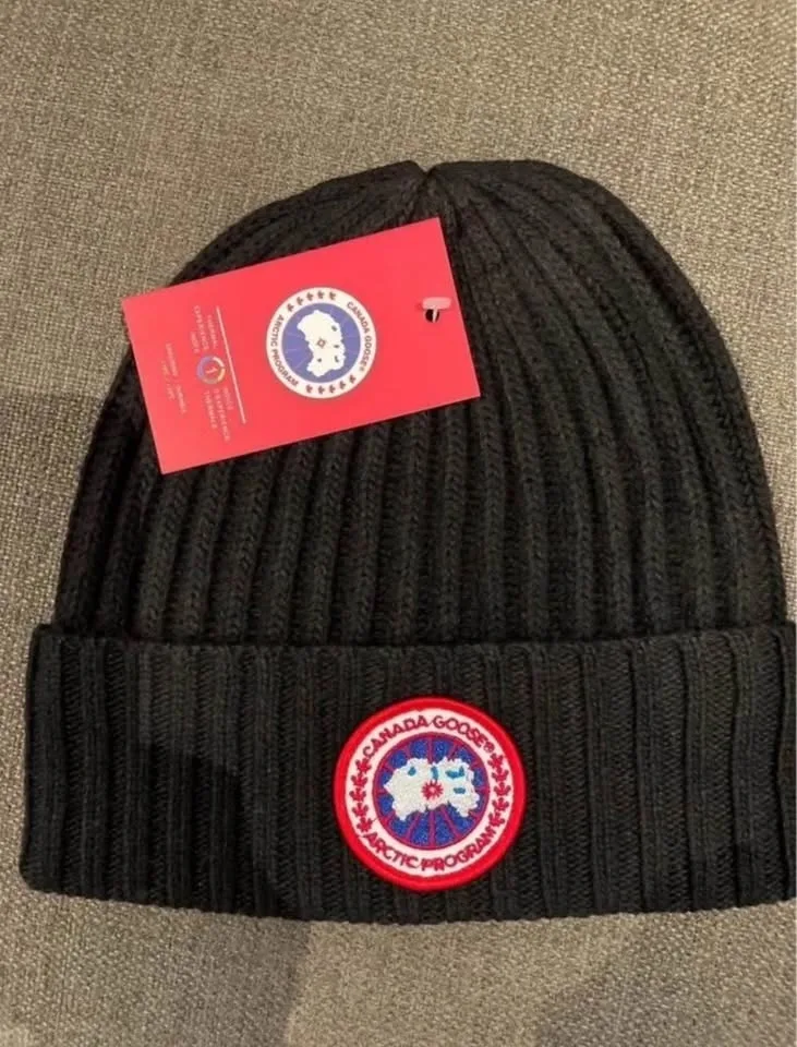 Canada Goose beanie image indicator(2)