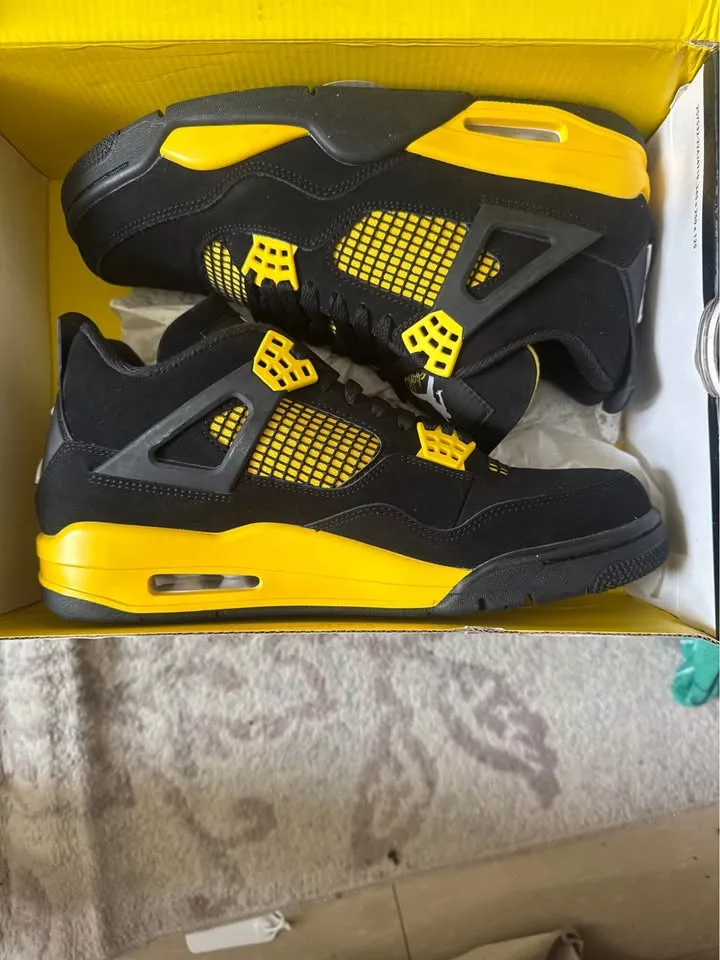 Jordan 4 Retro Thunder Size 10.5 image indicator(2)