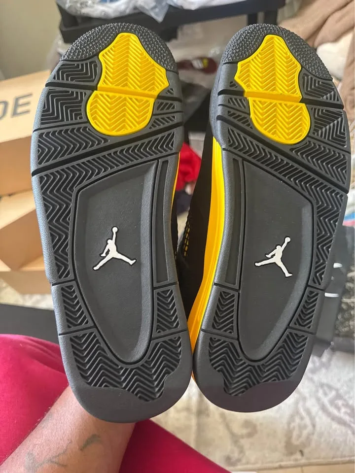 Jordan 4 Retro Thunder Size 10.5 image indicator(3)