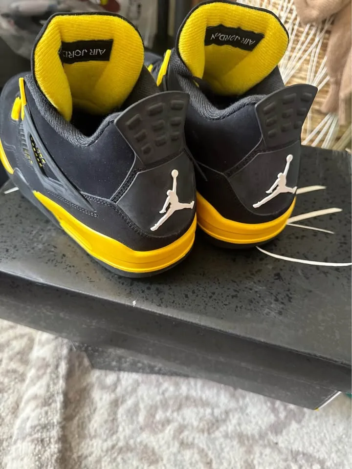 Jordan 4 Retro Thunder Size 10.5 image indicator(4)