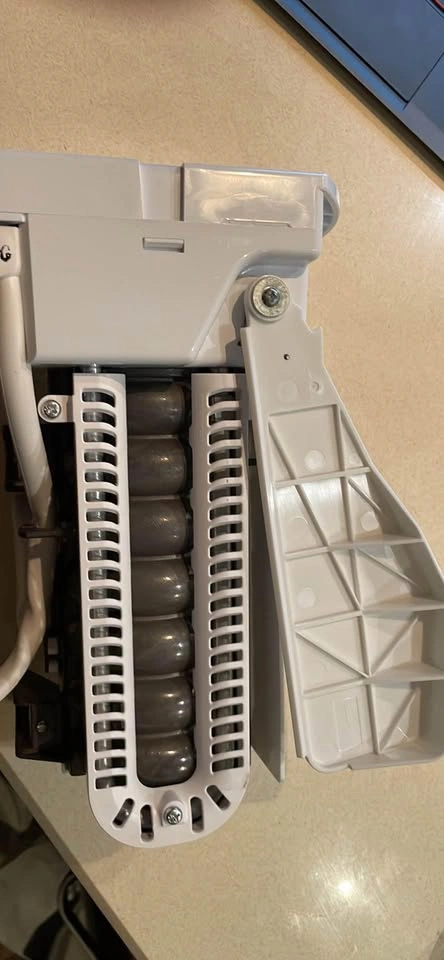 GE Refrigerator ICEMAKER - photo 2