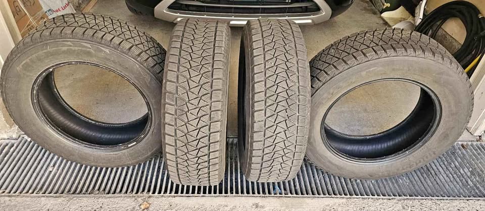 BLIZZAK 225/65R17 102S Winter Tires
