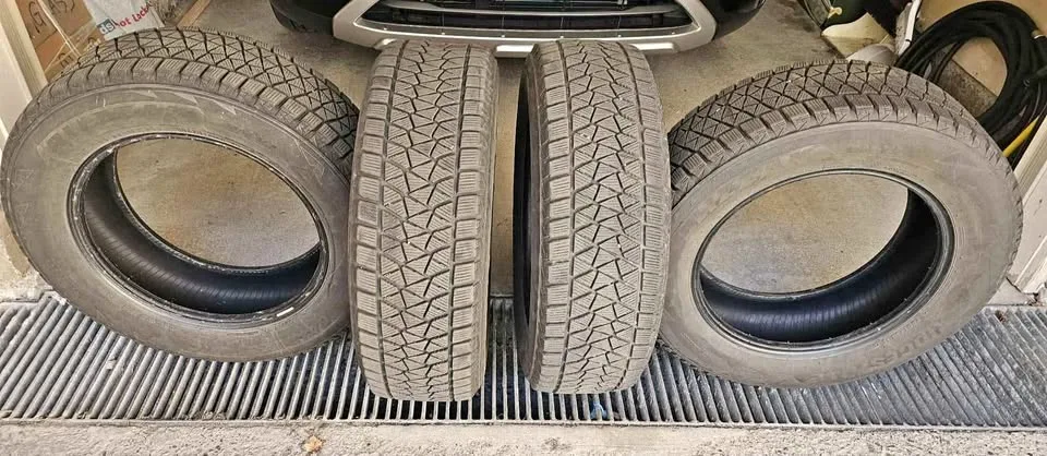 BLIZZAK 225/65R17 102S Winter Tires thumbnail