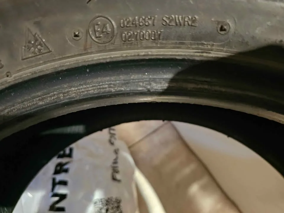 BLIZZAK 225/65R17 102S Winter Tires image indicator(8)