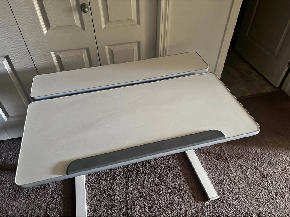Adjustable kids desk