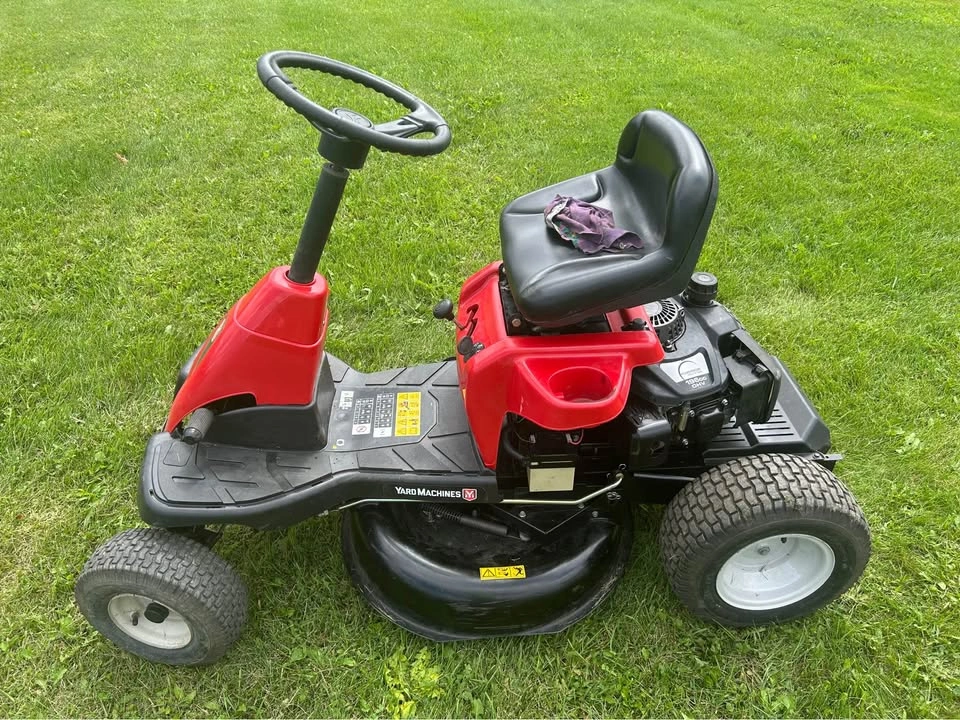 2007 Yard Machine 24 inch cut riding mower - photo 3