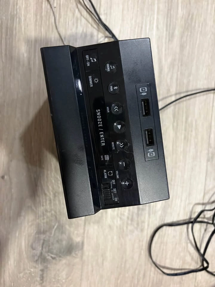 Soundfreaq wireless Bluetooth speaker and digital alarm clocks - photo 2
