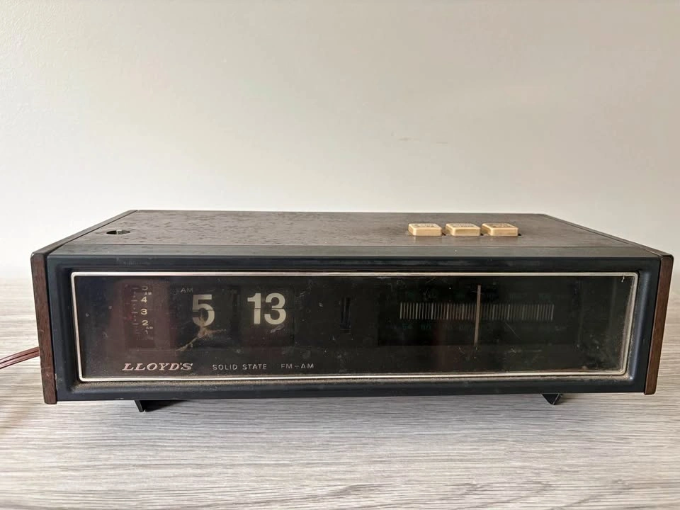 Vintage Flip clock Lloyd's Solid State AM/FM Radio Alarm Clock