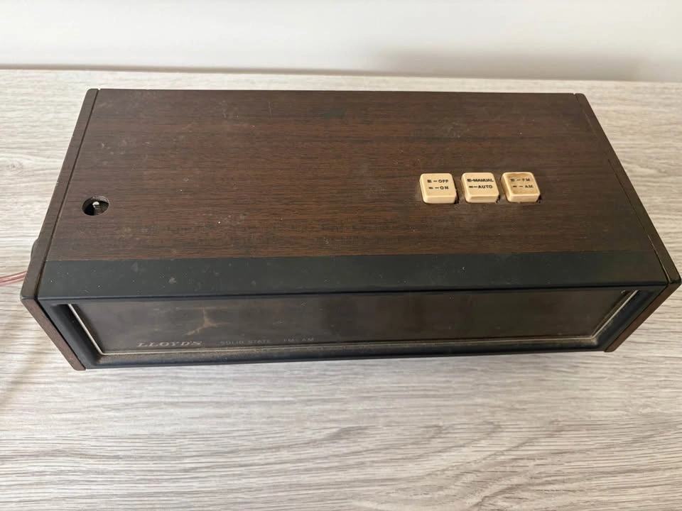 Vintage Flip clock Lloyd's Solid State AM/FM Radio Alarm Clock - photo 2