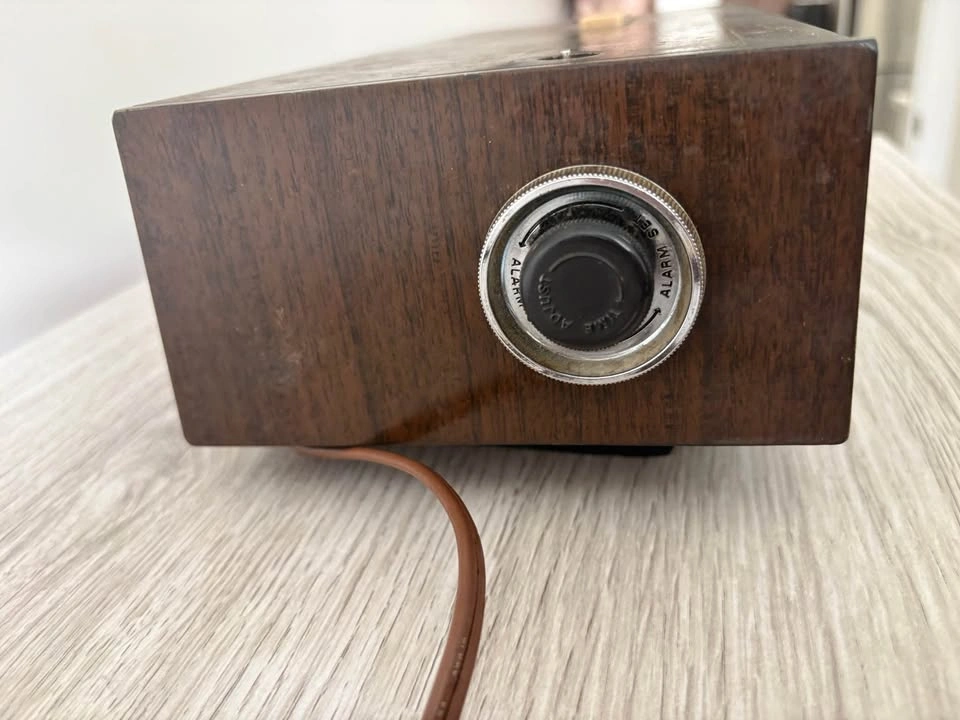 Vintage Flip clock Lloyd's Solid State AM/FM Radio Alarm Clock - photo 3