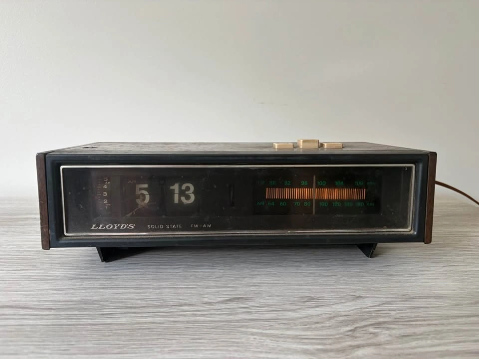 Vintage Flip clock Lloyd's Solid State AM/FM Radio Alarm Clock - photo 5