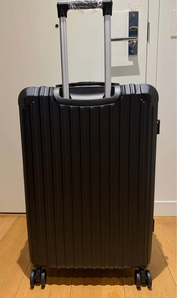 Brand New Hard Shell 28-Inch Lightweight Luggage 360 Spinner Whe