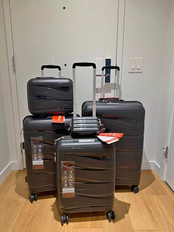 Brand New Lightweight 5-Piece Luggage Set 360-degree wheels
