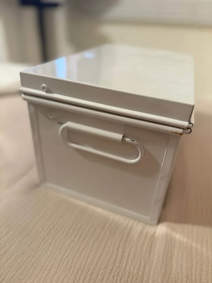 Helix Medicine Security Chest w/ Tether & Keys image indicator(2)