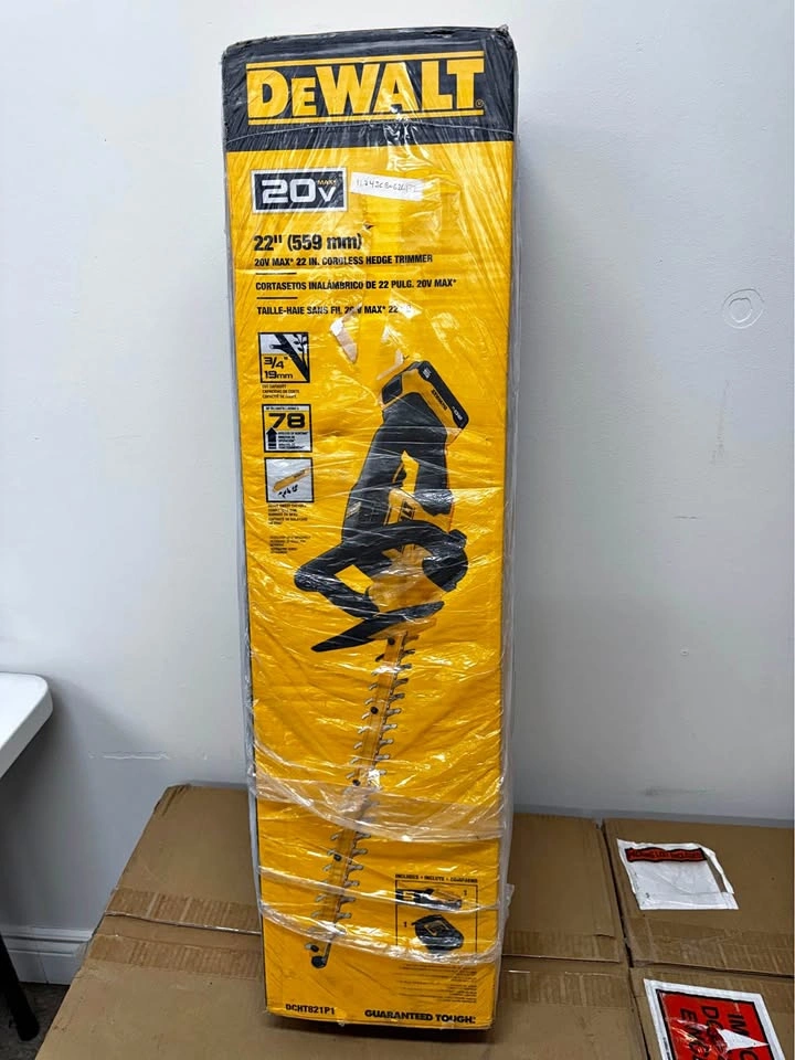 NEW DEWALT 20V MAX 22” Cordless Hedge Trimmer KIT – DCHT821P1
