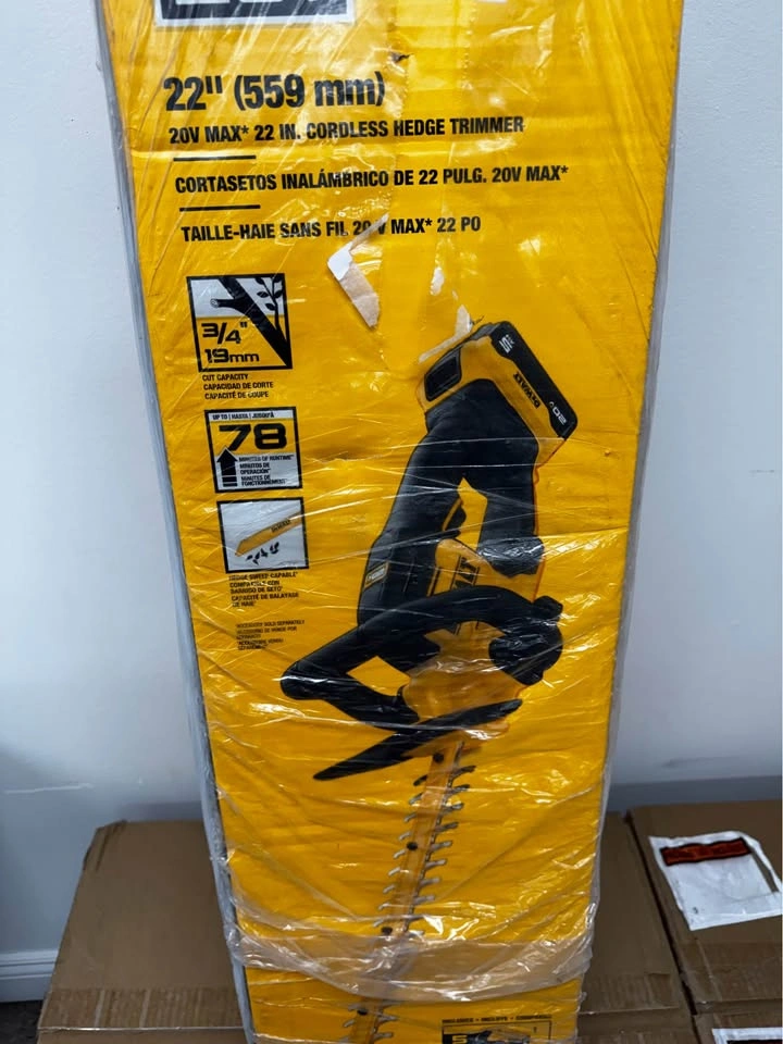 NEW DEWALT 20V MAX 22” Cordless Hedge Trimmer KIT – DCHT821P1 - photo 2