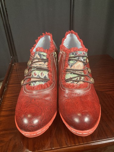 Socofy red leather heels with decorative brass buttons - photo 3