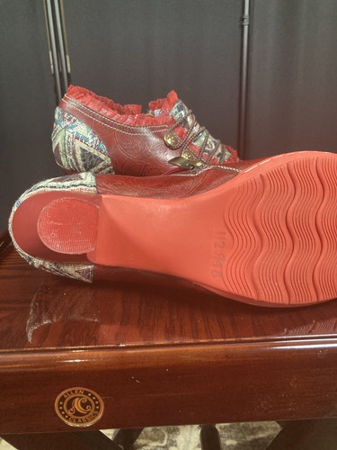 Socofy red leather heels with decorative brass buttons - photo 4