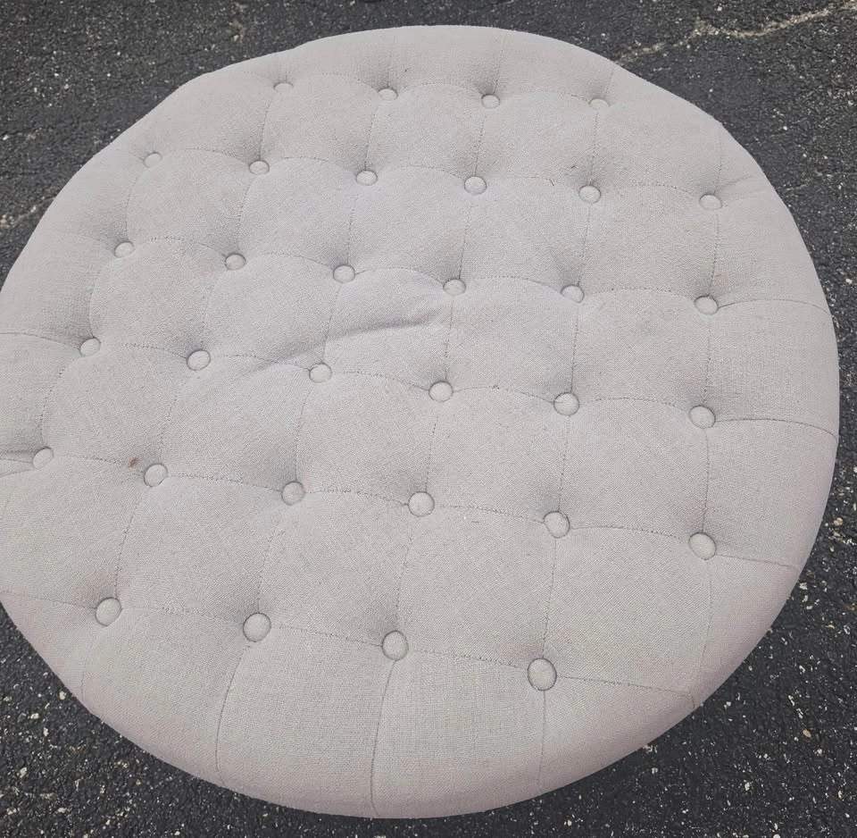 Grey tufted fabric ottoman - photo 2