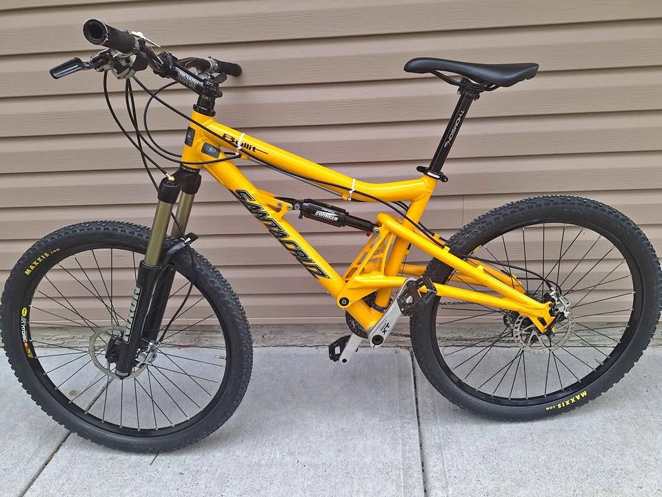 Santa Cruz Bullit 2 full suspension downhill mountain bike