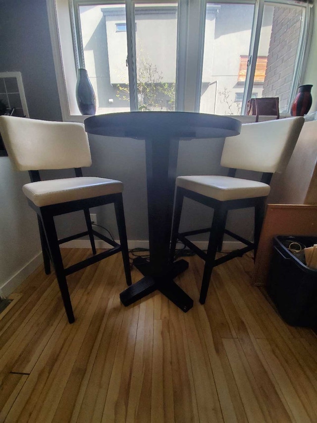 Luxury High Table and Stools
