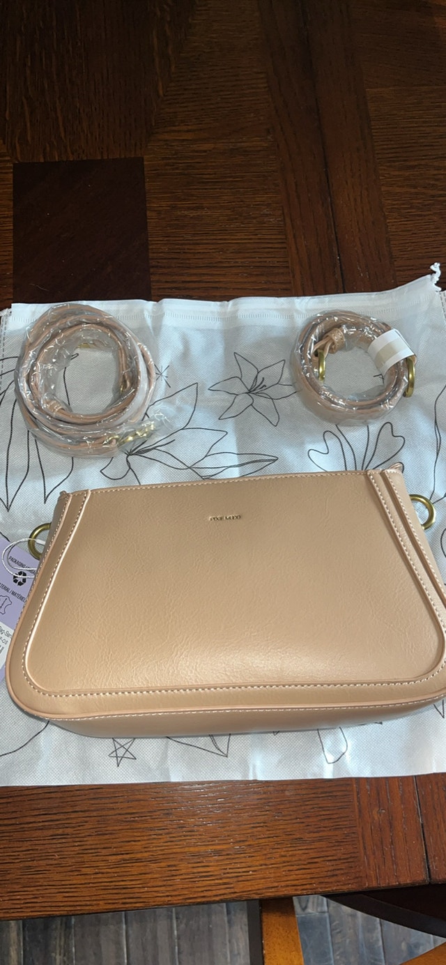 Brand new never used purse. Tags still on it.